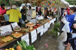 郷土料理の展示など多彩な催しがあった食と農林漁業の祭典＝２２日、徳之島町