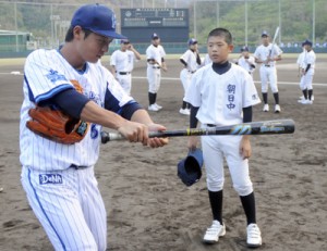 横浜ＤｅＮＡベイスターズの選手たちが子どもたちに直接指導した野球教室＝１６日、奄美市名瀬運動公園市民球場 　