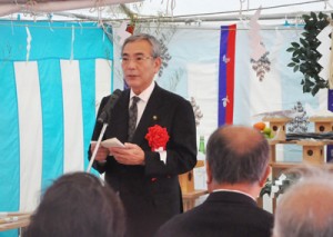 神事に続きあいさつする朝山毅市長＝７日、平田浄水場