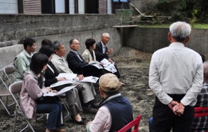 現行計画の撤回を求める住民（手前）から意見を聞く委員ら＝５日、奄美市名瀬