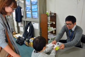 ほーらしゃ券を買い求める市民＝２１日、奄美大島商工会議所