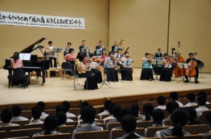 生徒に音楽の魅力を伝えた鹿児島交響楽団コンサート＝１２日、知名町のあしびの郷・ちな