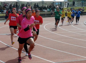 白熱したレースを繰り広げた女子４００㍍リレー＝９日、奄美市の名瀬運動公園陸上競技場