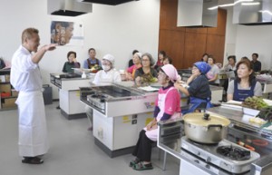 島の食材を使った創作料理を学んだ参加者ら＝23日、伊仙町