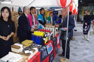 本格焼酎の街頭試飲・販売に大勢の人が訪れた＝３１日、東京・有楽町駅前広場