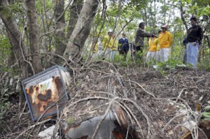 パトロールで山林に捨てられた冷蔵庫を確認する参加者＝１２日、奄美市名瀬