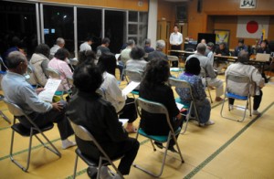 大和村議会基本条例特別委員会と地域住民が意見交換した語る会＝２４日、大棚公民館