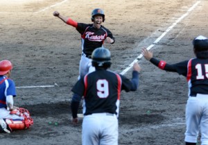 【決勝・十回表】笠利、鈴倉将の二塁打で生還する二走の吉原大平＝２４日、市民球場