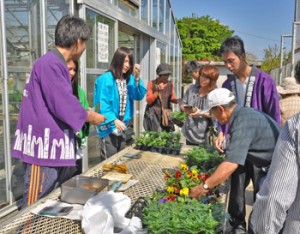 大勢の来場者でにぎわった徳之島高校の農場祭＝６日、伊仙町