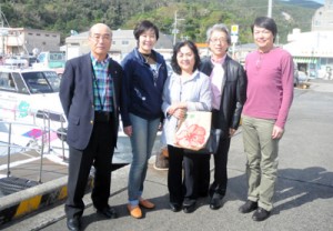 観光で加計呂麻島などを訪れた昭恵さん（左から２人目）ら＝５日、瀬戸内町古仁屋