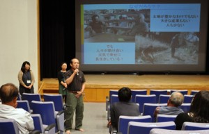 試写会後、感想を述べる来場者＝２８日、和泊町のあかね文化ホール