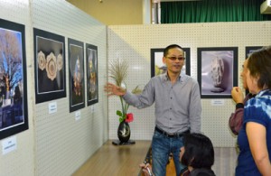 作品について説明する村上清氏＝１４日、与論町立図書館