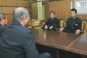 全国都道府県対抗中学バレーボール大会に向けて意気込みを語った三井君と山下君（右から）＝２０日、奄美市役所