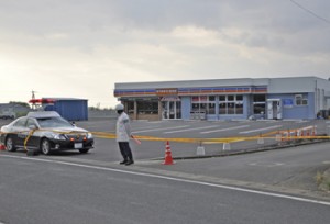 強盗事件として捜査中のエブリワン伊仙店＝５日、伊仙町