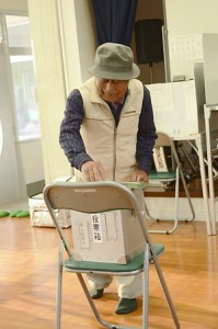 繰り上げ投票で一票を投じる有権者＝１３日、瀬戸内町の池地公民館