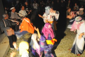 家々を踊り回って家内安全などを祈願したムチムレ踊り＝７日、大和村湯湾釜