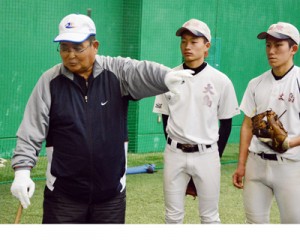 厳しく、熱意を込めて技術指導する小倉さん＝２０日、名瀬運動公園