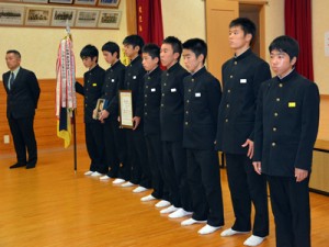 朝日男子の駅伝メンバー。６区１位の大山は右から２人目（１１月の壮行会）