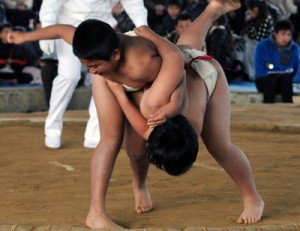 個人３年決勝】大吉（右）を下して優勝した東＝６日、和泊町の笠石ドーム