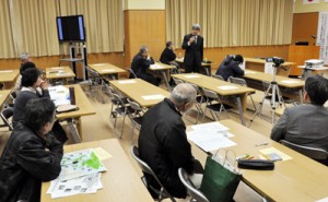 戦争遺跡の保存や活用について意見を交わす参加者＝２５日、奄美図書館