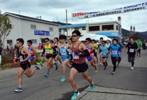 日本復帰記念・龍郷町ロードレース１０㌔のスタート＝２１日、龍郷町玉里地区