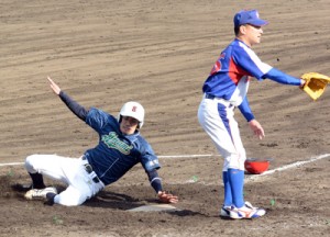 六回裏、オール奄美安田が生還して同点に追い付く＝１３日、名瀬運動公園市民球場