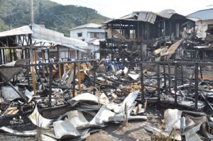 ４棟を全焼した火災現場＝２３日、宇検村湯湾