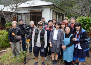 ロケを行っている（前列右から）ＭＩＩＮＡさん、叶さん、ＫＡＮＯＮさんとスタッフ＝１８日、瀬戸内町花天