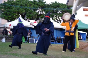 奉納された二番組の「一度いふて」＝６日、与論町の地主神社境内