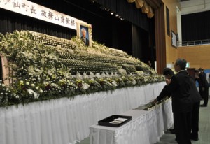 献花して樺山資敏元町長の冥福を祈る参列者ら＝７日、伊仙町