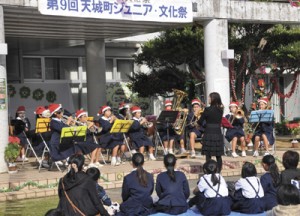 １３組１７０人が多彩なステージを披露したジュニア文化祭＝２３日、天城町