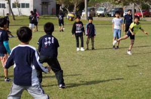 ドッジボールを楽しむ小学生＝７日、塩道長浜公園