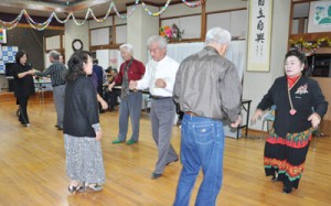 社交ダンスを楽しむ会員＝２４日、知名町老人福祉センター