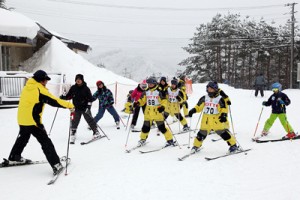 スキーを楽しむ宇検村の児童ら＝２６日、宮城・七ケ宿町（提供写真）