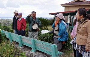 ガイド（中央）の案内で与論城跡を回る加計呂麻島民泊協議会会員＝１８日、与論島