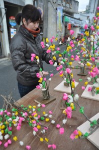 小正月を前に見られる奄美の伝統行事「ナリムチ」＝１２日、奄美市名瀬