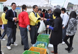 徳之島高校総合学科の生徒らが研究発表会で開いた徳高ストア＝２９日、徳之島町文化会館