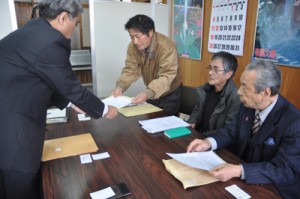 辺野古への土砂搬出中止を求めて申し入れ書を提出する自然と文化を守る奄美会議（右）＝２３日、奄美市名瀬