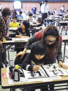 指導を受けながら熱心に練習する参加者＝５日、和泊町民体育館