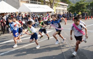 号砲の合図で一斉にスタートする１区走者＝１１日、瀬戸内町