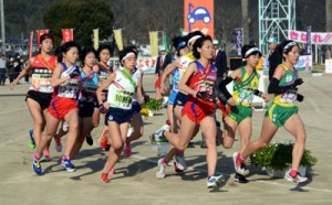 隼人運動場をスタートする大島地区の久保（左から２人目）ら各地区の選手たち＝２５日、霧島市