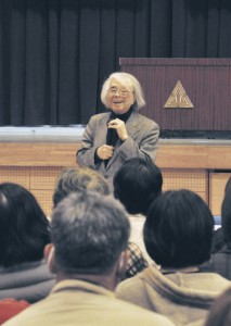 「昔ばなしが語る子どもの成長」と題して講演した小澤俊夫さん＝２５日、天城小学校