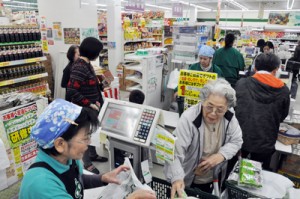 買い控えの懸念から店頭価格を据え置く動きも出ている小売店＝７日、奄美市名瀬のグリーンストア入舟店