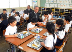 朝山市長と一緒に給食の時間を楽しむ児童たち＝１９日、奄美小学校