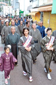 紬姿の市民が商店街を練り歩いた大島紬大行進＝５日、奄美市名瀬