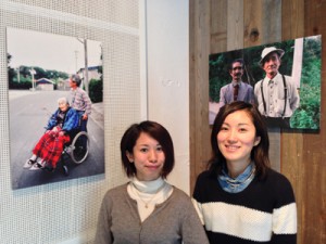 「ふたり、合わせて２００歳」写真展を企画した得本華子さん（右）、真子さん姉妹＝２５日、東京渋谷区ギャラリー・ルデコ