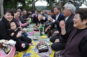 墓前で先祖と共に新年を祝う一族＝１６日、知名町田皆