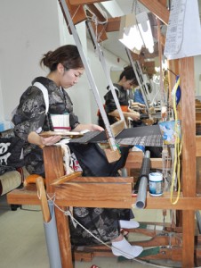 気持ちも新たに織りの技術を磨く研修生ら＝１５日、奄美市名瀬の紬会館