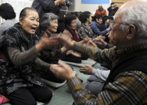 男女が向き合って唄掛けと手踊りを披露した旧正月恒例の「節田マンカイ」＝１９日、奄美市笠利町節田