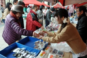 黒砂糖などの特産品が大人気だった喜界島観光物産展（上）。最後は八月踊りや六調で盛り上がった＝１５日、鹿児島市中央町